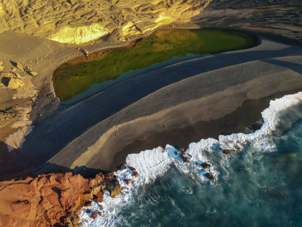 paisaje en la costa de el golfo en lanzarote en las islas canarias - lanzarote bay canary islands crater fotografías e imágenes de stock