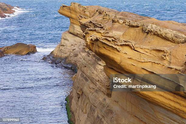 Rock Y Al Mar Foto de stock y más banco de imágenes de Aire libre - Aire libre, Amarillo - Color, Asia