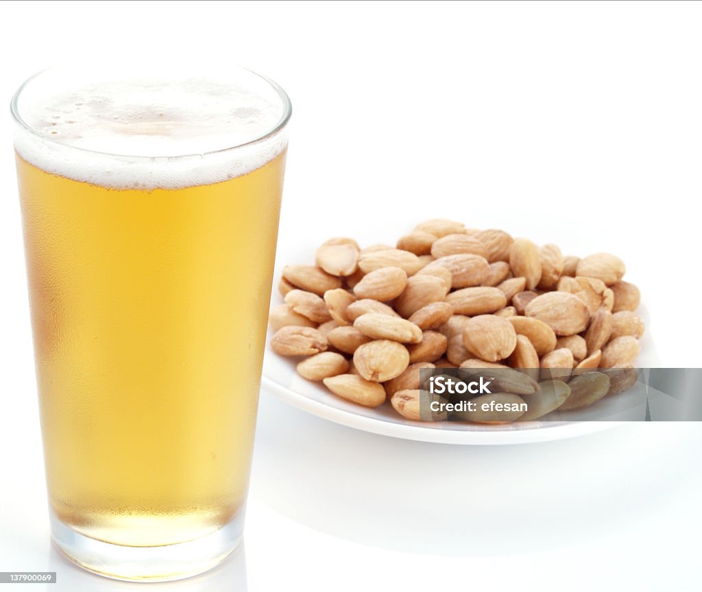 Aperitivos, cerveza y almendras fritas. - Foto de stock de Alimento libre de derechos