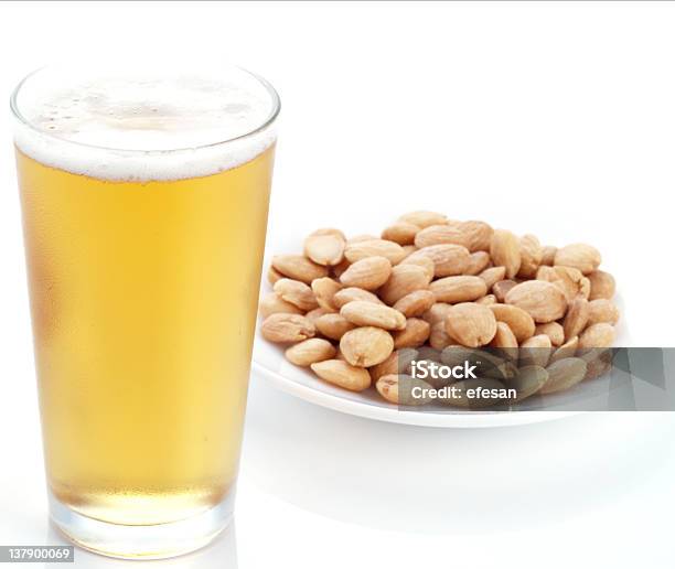 Aperitivos Cerveza Y Almendras Fritas Foto de stock y más banco de imágenes de Alimento - Alimento, Alimentos cocinados, Almendra