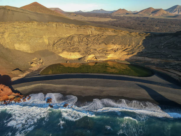 paisaje en la costa de el golfo en lanzarote en las islas canarias - lanzarote bay canary islands crater fotografías e imágenes de stock