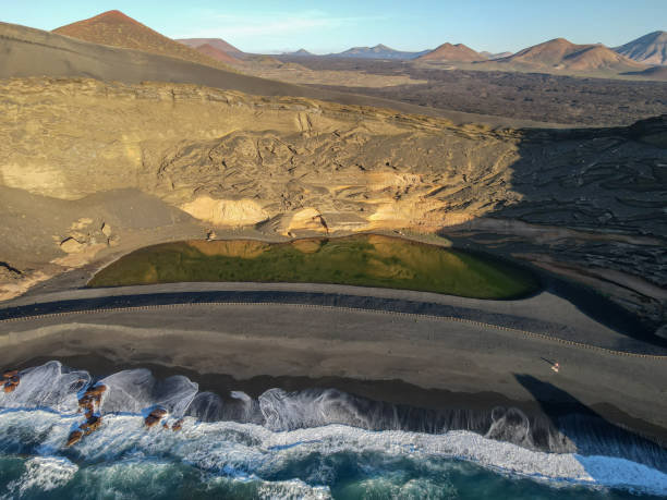 paisaje en la costa de el golfo en lanzarote en las islas canarias - lanzarote bay canary islands crater fotografías e imágenes de stock