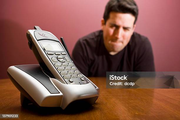 Warten Auf Das Telefon Die Zu Pee Stockfoto und mehr Bilder von Eine Person - Eine Person, Greifen, Menschen