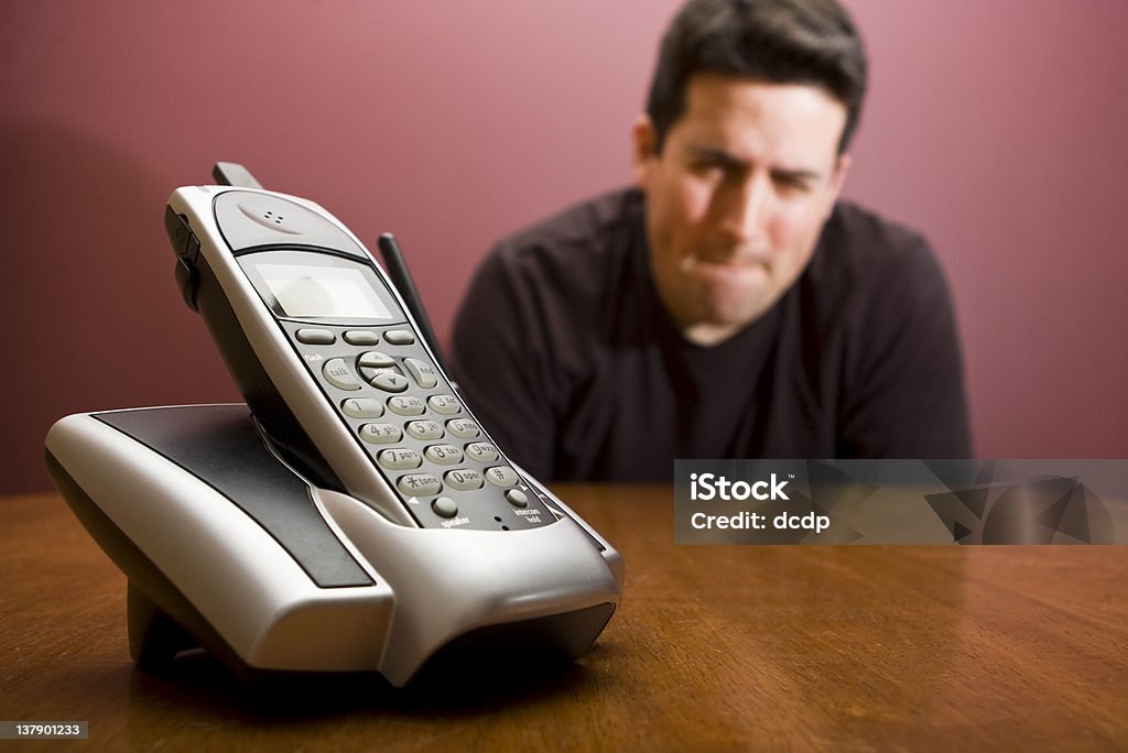 Aspetta che il telefono, la necessità di fare la pipì - Foto stock royalty-free di Persone