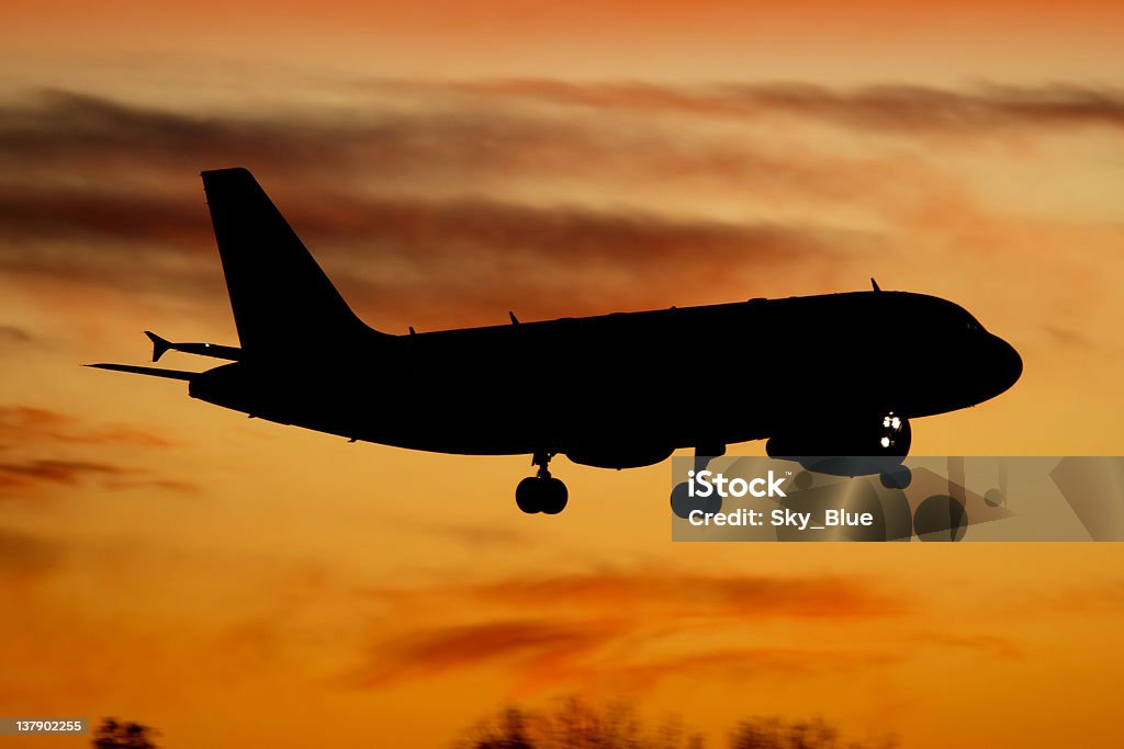 Les avions atterrissant au coucher du soleil - Photo de Affaires libre de droits