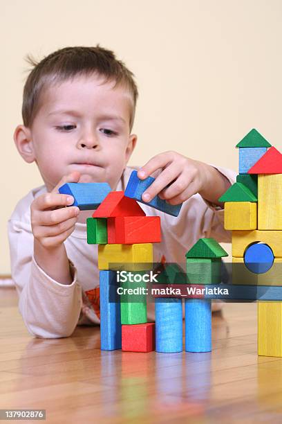 Jugando Con Bloques Foto de stock y más banco de imágenes de 4-5 años - 4-5 años, Alegre, Aprender