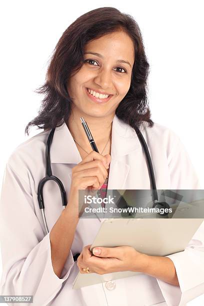 인도어 Female 담담의 쥠 클립보드가 25-29세에 대한 스톡 사진 및 기타 이미지 - 25-29세, 건강관리와 의술, 미소