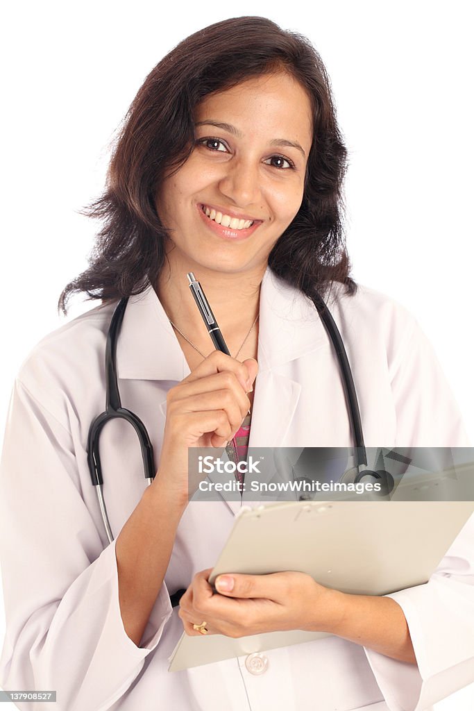 Indiana médico feminino segurando a Prancheta - Foto de stock de 25-30 Anos royalty-free