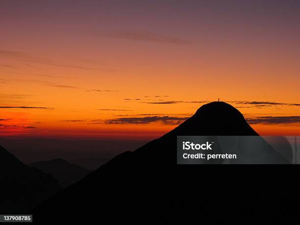 Pôr Do Sol Sobre As Montanhas - Fotografias de stock e mais imagens de Alpes Europeus - Alpes Europeus, Alpes suíços, Ao Ar Livre