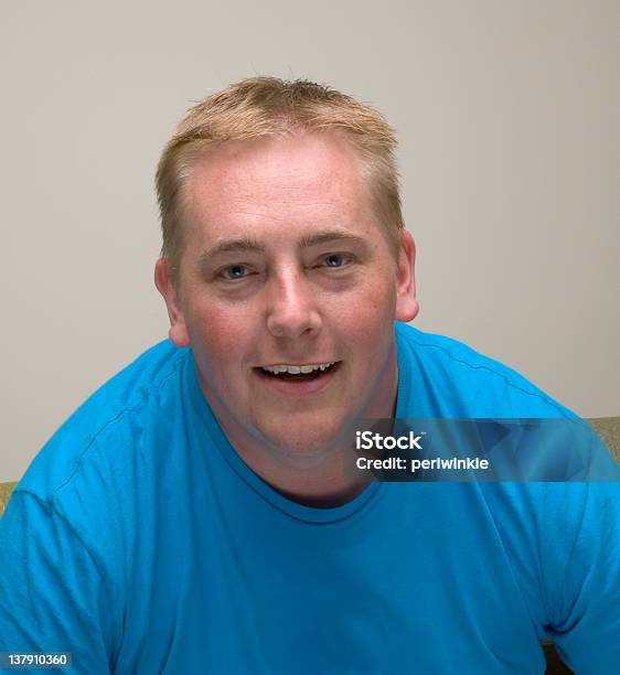 Homem Feliz Simpática - Fotografias de stock e mais imagens de Homens - Homens, Inclinar-se - Pose, Retrato