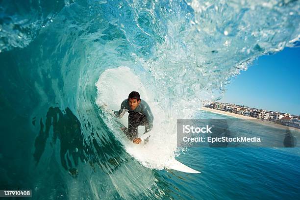 Surferka W Beczkach - zdjęcia stockowe i więcej obrazów Ciecz - Ciecz, Czynność, Deska surfingowa