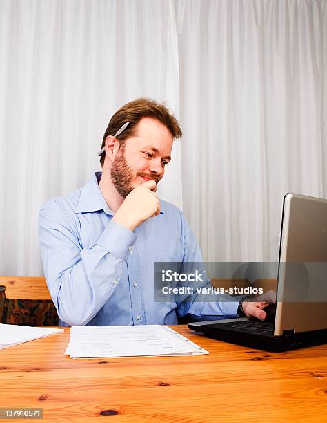 Trabajar Desde Casa Foto de stock y más banco de imágenes de Azul - Azul, Barba - Pelo facial, Camisa con botones