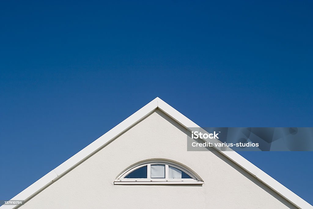 Bianco gable-Blu cielo - Foto stock royalty-free di Angolo - Forma