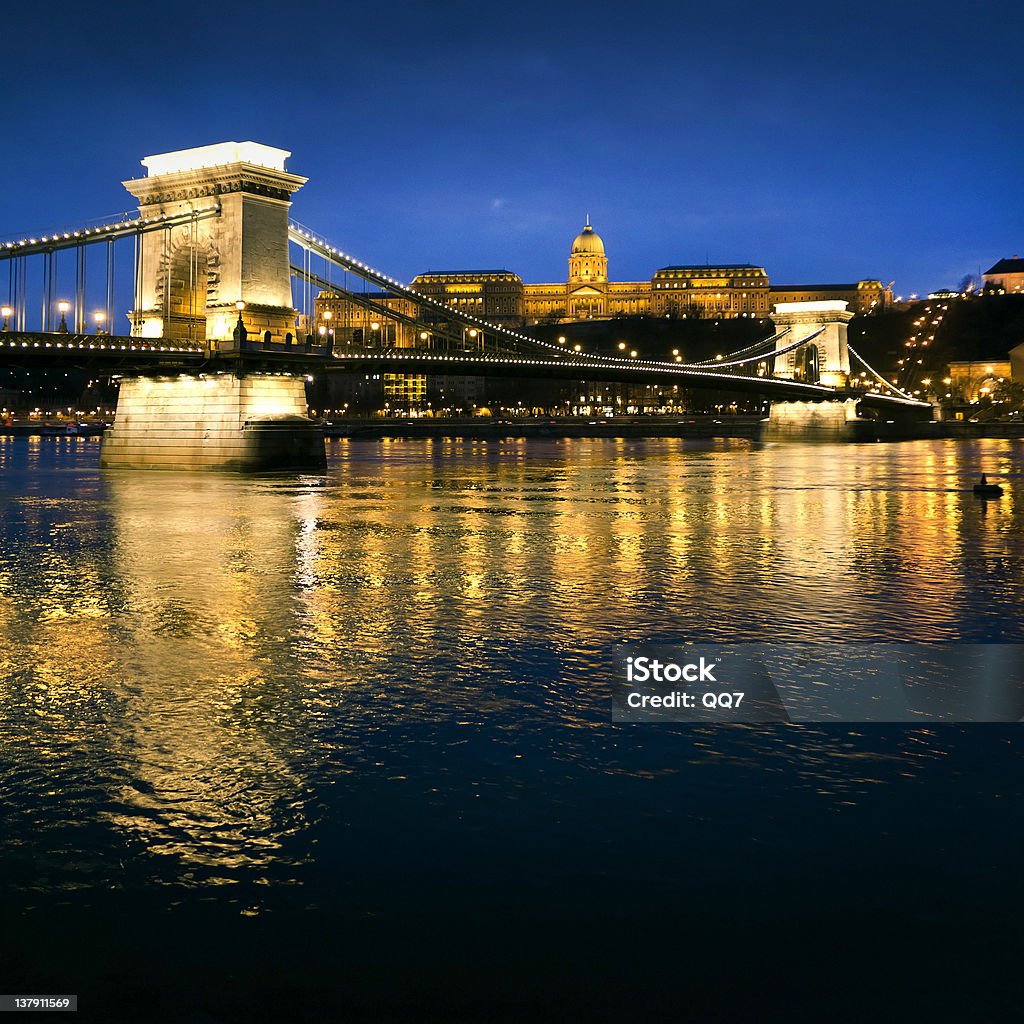 Szechenyi Chain Bridge e Palazzo reale - Foto stock royalty-free di Ambientazione esterna