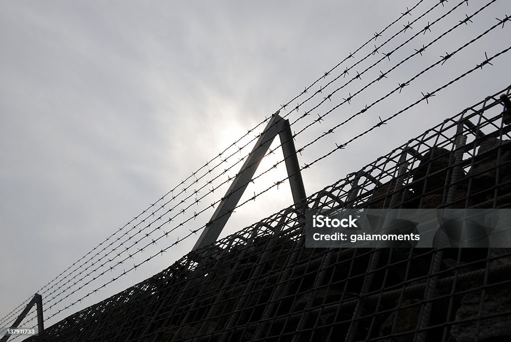Fil barbelé barrière - Photo de Camp de concentration libre de droits