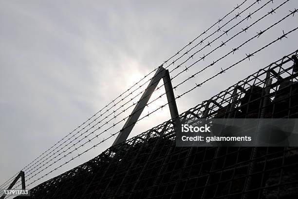 有刺鉄線フェンス - 強制収容所のストックフォトや画像を多数ご用意 - 強制収容所, 刑務所, シルエット