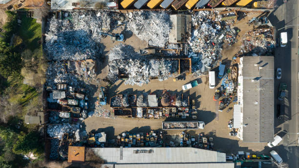 ferro-velho, centro de reciclagem - vista aérea - recycling center junkyard car scrap metal - fotografias e filmes do acervo