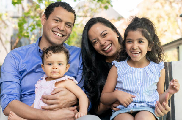 retrato de familia latino - 6 11 meses fotografías e imágenes de stock