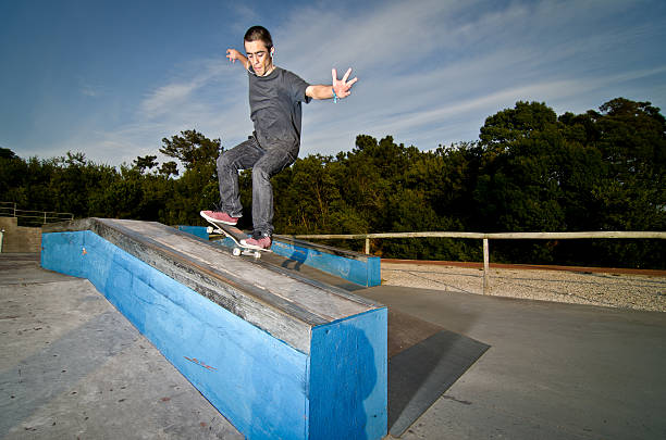 skateur sur grind - grinding photos et images de collection