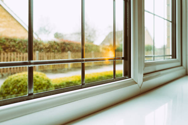 foco poco profundo de algunas gotas de lluvia vistas en una ventana con plomo de doble acristalamiento recién instalada. - window frame fotos fotografías e imágenes de stock