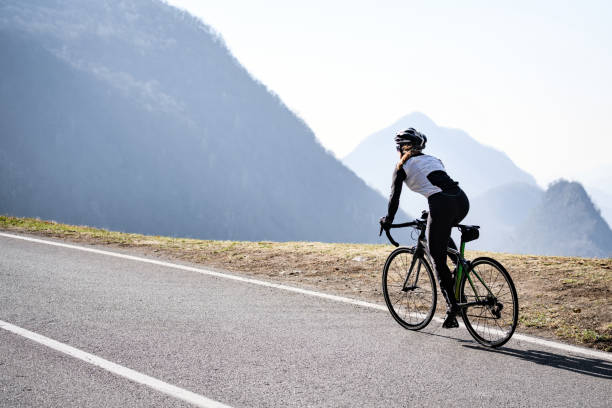 rennradfahrerinnen auf der italienischen alpenstraße - cyclist cycling road women stock-fotos und bilder