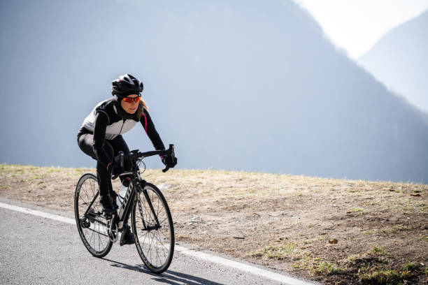 rennradfahrerinnen auf der italienischen alpenstraße - cyclist cycling road women stock-fotos und bilder