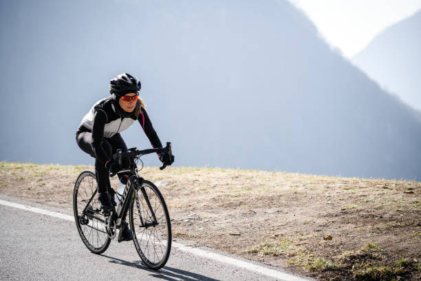 ciclismo su strada femminile su strada alpina italiana - cyclist cycling road women foto e immagini stock