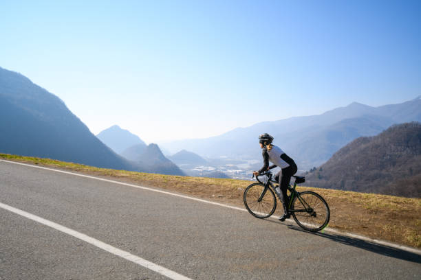 ciclismo su strada femminile sulla strada alpina italiana - cyclist cycling road women foto e immagini stock