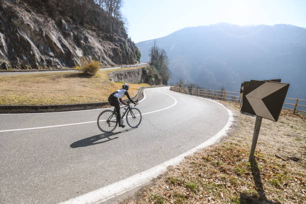 rennradfahrerinnen auf der italienischen alpenstraße - cyclist cycling road women stock-fotos und bilder