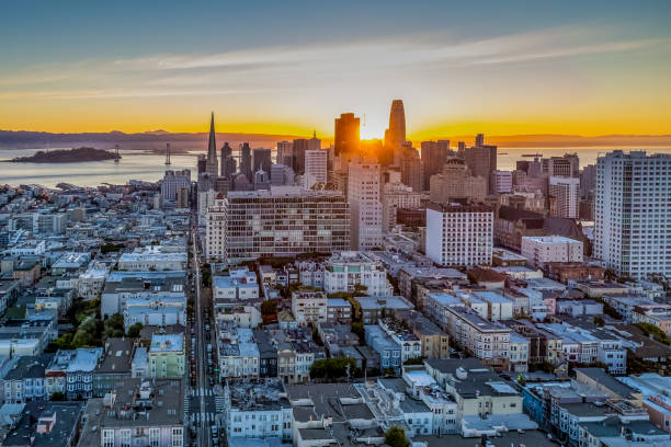 вид с воздуха восход sf горизонт - san francisco bay aerial view san francisco county san francisco bay area стоковые фото и изображения