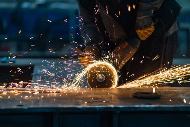 operaio metalmeccanico che utilizza una smerigliatrice - welding sparks foto e immagini stock