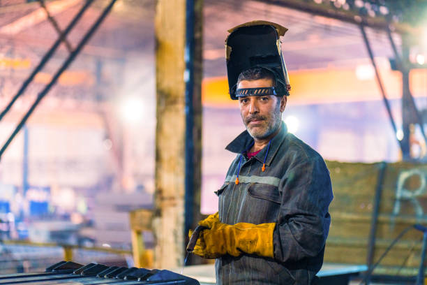 porträt eines metallarbeiters - metallarbeiter stock-fotos und bilder