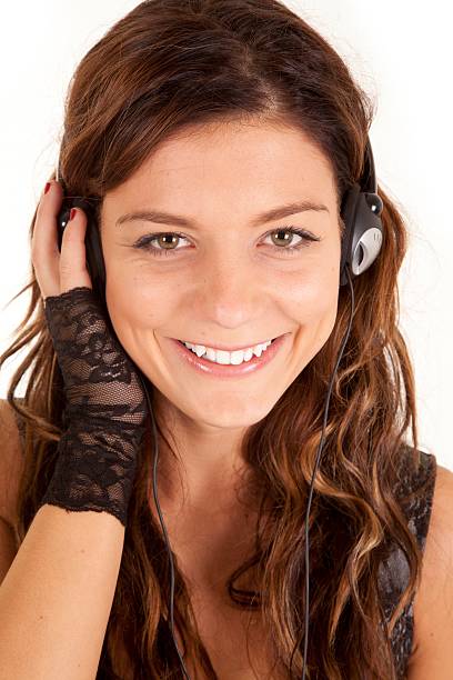 Mujer con auriculares vistazo - foto de stock