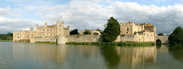 リ��ーズ城に英国ケント - kent leeds castle castle moat ストックフォトと画像