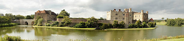 リーズ城に英国ケント - kent leeds castle castle moat ストックフォトと画像
