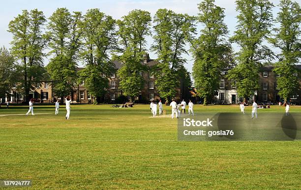 Photo libre de droit de Match De Cricket banque d'images et plus d'images libres de droit de Cambridge - Cambridgeshire - Cambridge - Cambridgeshire, Cricket, Royaume-Uni