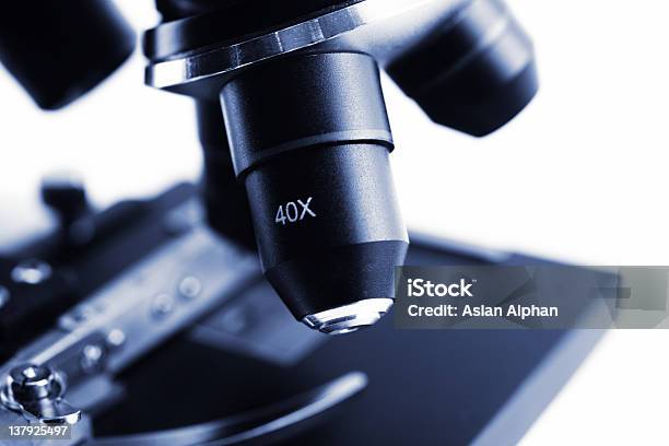 Microscopio Foto de stock y más banco de imágenes de Analizar - Analizar, Asistencia sanitaria y medicina, Biología