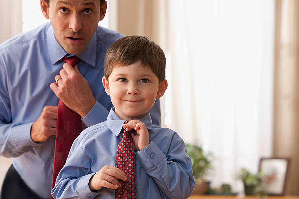 père et fils de fixation des liens ensemble - tenue soignée photos et images de collection