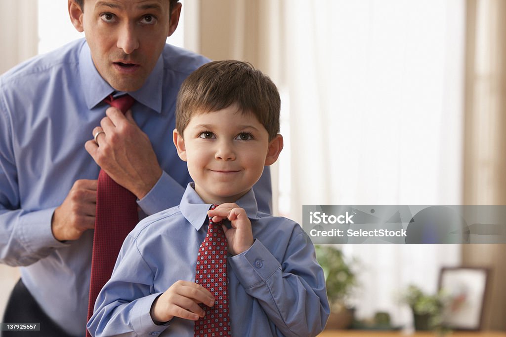 Pai e filho, que fixa os laços em - Royalty-free Criança Foto de stock