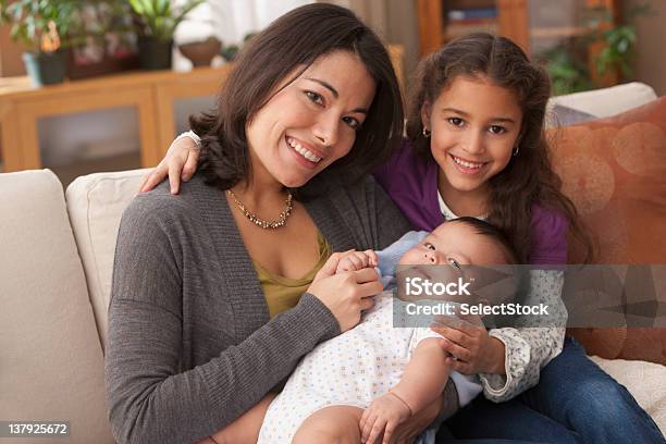 Retrato De Mãe - Fotografias de stock e mais imagens de Bebé - Bebé, Latino-americano, Família com Dois Filhos