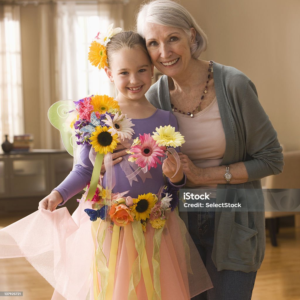 Nonna con nipote in costume da fata - Foto stock royalty-free di 6-7 anni