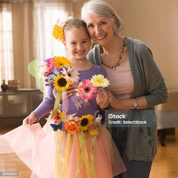 Nonna Con Nipote In Costume Da Fata - Fotografie stock e altre immagini di 6-7 anni - 6-7 anni, 65-69 anni, Adulto