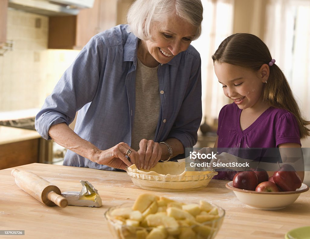 Babcia i Wnuczka dokonywanie Ciasto gości - Zbiór zdjęć royalty-free (Nadziewany placek)