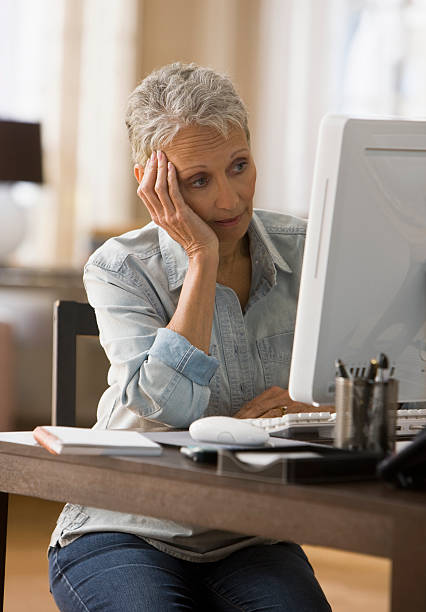 mulher olhando cansado na frente de seu computador - problems computer pc frustration - fotografias e filmes do acervo