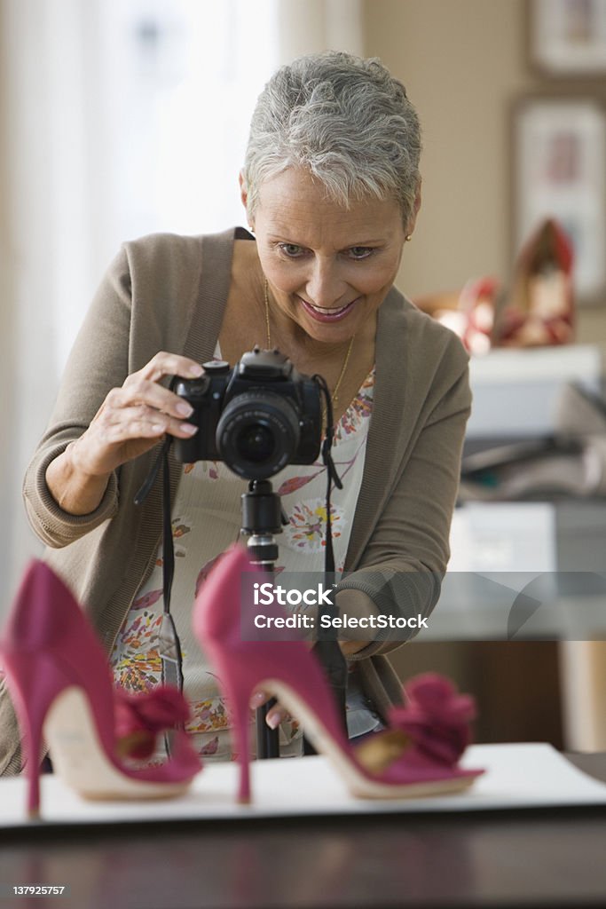 Donna prendendo foto di scarpe - Foto stock royalty-free di 65-69 anni