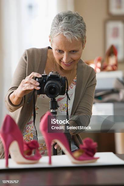 Donna Prendendo Foto Di Scarpe - Fotografie stock e altre immagini di 65-69 anni - 65-69 anni, Adulto, Allegro
