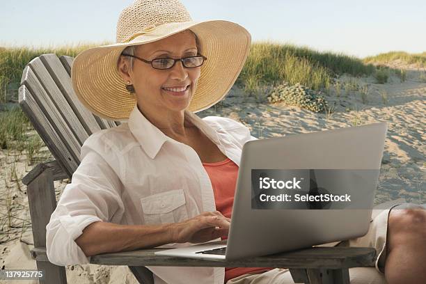 Frau Sitzt Mit Laptop Im Freien Stockfoto und mehr Bilder von Strand - Strand, Laptop, Eine Frau allein