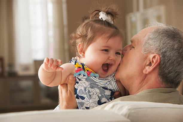 abuelo besar bebé granddaughter - abuelo y bebe fotografías e imágenes de stock