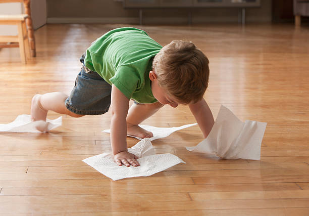 młody chłopiec wycieranie podłogi z ręczniki papierowe - little boys only playing preschooler child zdjęcia i obrazy z banku zdjęć
