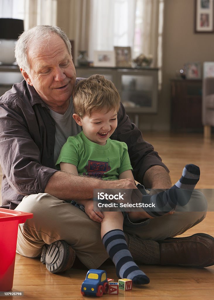 Großvater helfende Enkel um auf die Socken. - Lizenzfrei Ganzkörperansicht Stock-Foto